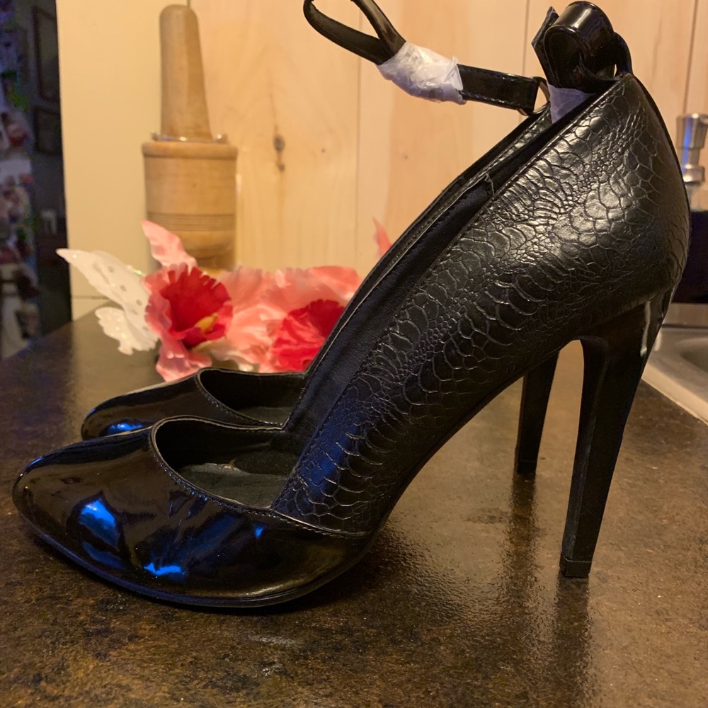 🌈.Vogue Black Ankle Strap Heels